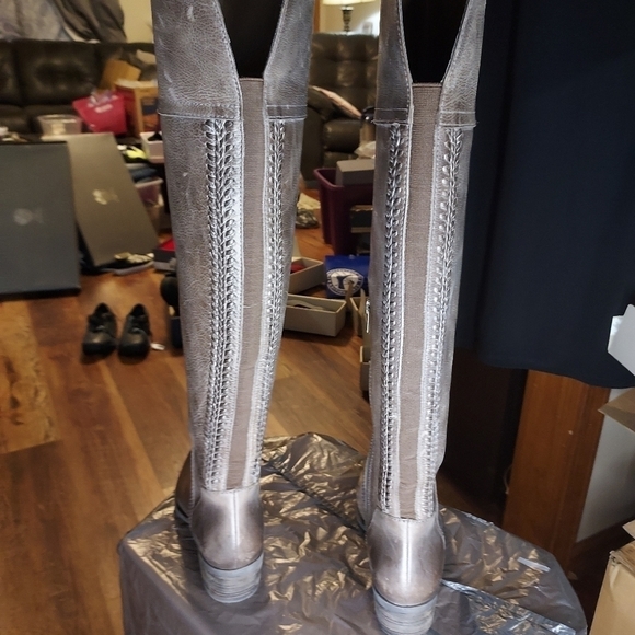 Vince Camuto Bendra grey distressed bomber boots size 5 new in box - Picture 11 of 16